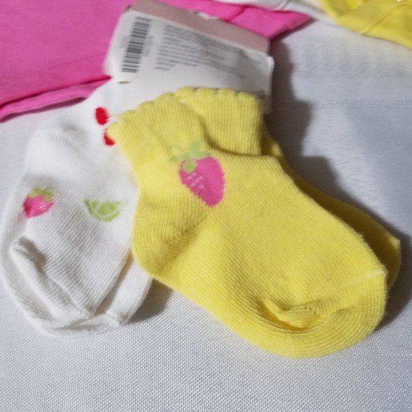 GYMBOREE Berry Sweet 0-3 month 3 bodysuits, hat & socks NWT - Picture 4 of 10